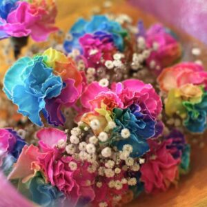 レインボーカーネーションとかすみ草の花束 10本