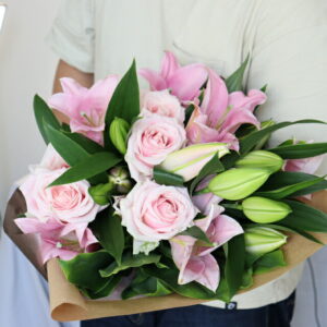 百合とバラの花束 ジュテーム